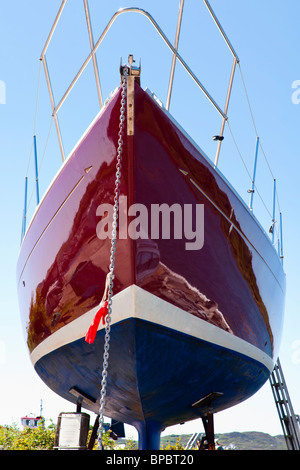 Réflexions dans une coque yacht poli Banque D'Images