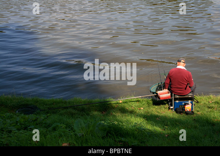 Pêcheur sur les rives de la rivière Thames, Surrey Banque D'Images