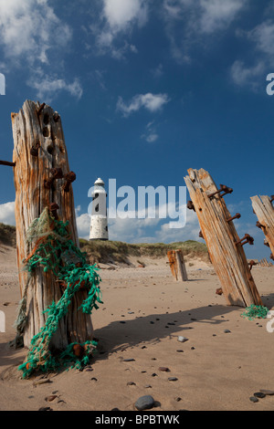 Point de vue de rejeter avec mépris le phare sur une journée ensoleillée. Banque D'Images