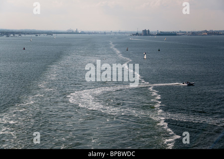 Avis de service à partir de la poupe d'un navire de croisière. Banque D'Images