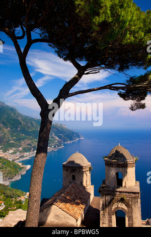 Vue sur la côte amalfitaine à partir de la Villa Rufolo dans la ville de Ravello en Italie Campanie Banque D'Images