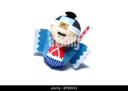 Jouet japonais avec des symboles asiatiques isolé sur fond blanc. Banque D'Images