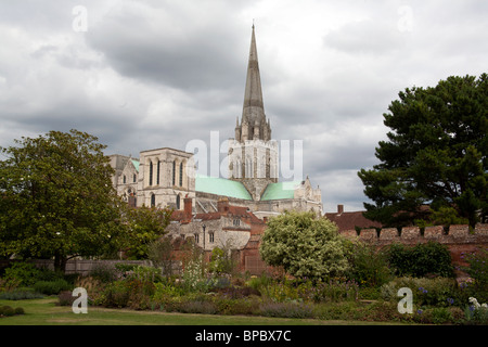 La Cathédrale de Chichester vu depuis les jardins du palais des évêques, Chichester West Sussex England UK Banque D'Images