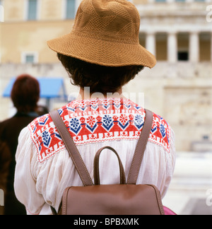 Vue arrière Femme touriste sans visage portant mexicain brodé blouse Oaxaca chapeau de paille au Parlement grec bâtiment Athènes Grèce Europe KATHY DEWITT Banque D'Images