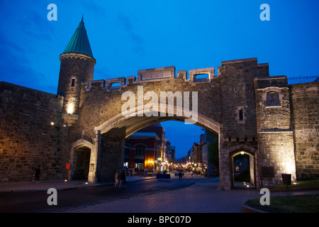 St John's Gate dans la nuit. Porte Saint Jean. La ville de Québec, Canada. Banque D'Images