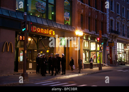 McDonald's restaurant dans le vieux Québec. La rue Saint Jean. Les marins canadiens sur le trottoir. Banque D'Images