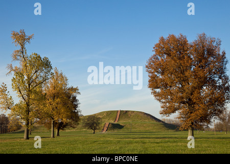 Monks Mound, le plus grand butte de terre aux États-Unis à Cahokia Mounds State Historic Site en Illinois, aux États-Unis. Banque D'Images