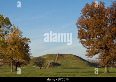 Monks Mound, le plus grand butte de terre aux États-Unis à Cahokia Mounds State Historic Site en Illinois, aux États-Unis. Banque D'Images