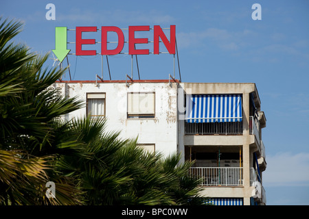 Photographie de l'immeuble d'appartements en Espagne avec 'Eden' sur le toit. Banque D'Images