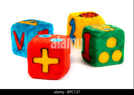 Jouet coloré cubes pour les enfants en développement logique. Silhouette isolé sur fond blanc Banque D'Images