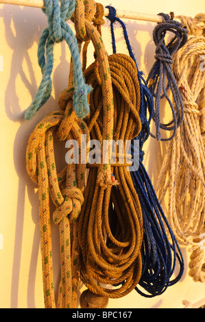 Cordes sur Star Flyer croisière sur la mer d'Andaman au lever du soleil, Thaïlande. Banque D'Images