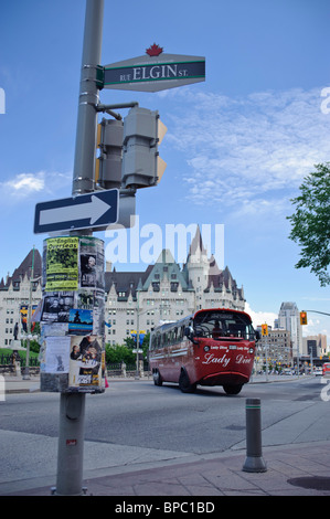 Bus touristique sur la rue Elgin et de la place de la Confédération, Hôtel Château Laurier en arrière-plan, Ottawa Ontario Canada Banque D'Images