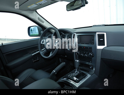 Jeep Grand Cherokee 3.0 CRD - MA 2005 (SEM) - US populaires gros véhicules hors route 4x4 - l'intérieur, à l'intérieur de l'habitacle, tableau de bord, l'habitacle Banque D'Images