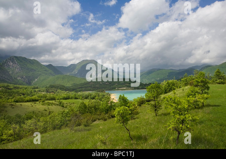 Castel San Vincenzo, Molise, Italie ; Paysage de printemps à lago di Castel San Vincenzo Banque D'Images