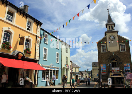 Ancien hôtel de ville et commerces de Tenby, Pembrokeshire West Wales UK Banque D'Images