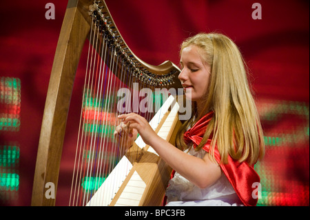 Jeune femme harpiste jouant sur scène dans le cadre de ce concours National Eisteddfod de galles Welsh festival culturel annuel Banque D'Images