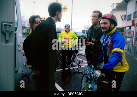 Paris, France - personnes de groupe, Evénement de collecte de fonds AIDS Bike-a-thon, Bretagne à Paris Sidaction (pour Thierry Rousseau) bénévoles en Europe, aide à la communauté, hommes parlant Banque D'Images