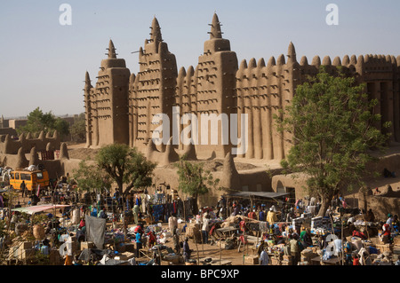 Le marché du Lundi en face de la grande mosquée de boue, Djenné, Mali, Afrique de l'Ouest Banque D'Images