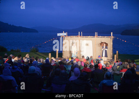 Le Globe, de la tournée de l'exécution d'une entreprise de Shakespear prodiction en plein air sur les rives du lac Windermere, Lake District, UK. Banque D'Images