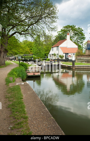 Thames serrure sur le Canal de navigation Wey, Weybridge, Surrey, UK Banque D'Images