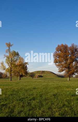 Monks Mound, le plus grand butte de terre aux États-Unis à Cahokia Mounds State Historic Site en Illinois, aux États-Unis. Banque D'Images