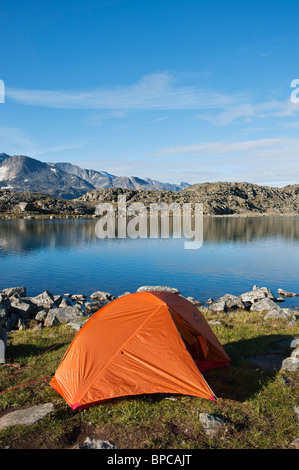 Camp tente de randonnée sur les rives du lac sur Blørnbøljønne Besseggen trail, le parc national de Jotunheimen, Norvège Banque D'Images
