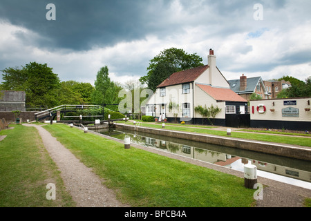 Thames serrure sur le Canal de navigation Wey, Weybridge, Surrey, UK Banque D'Images