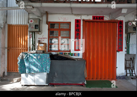 Hong Kong, l'île de Lamma, le vieux village de Yung Shue Ha. De nombreuses maisons traditionnelles déserté et certains sont en train de s'effondrer. Banque D'Images