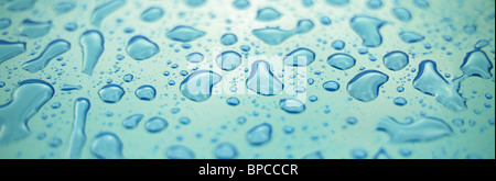 Gouttes d'eau sur une surface de plastique bleu foncé Banque D'Images