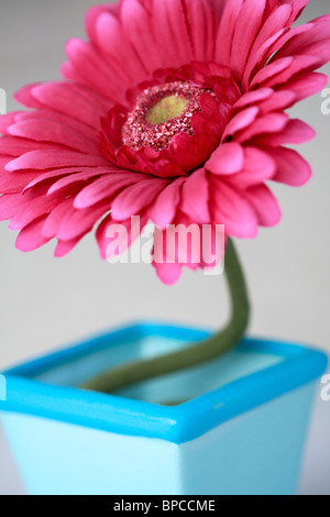 Dans un vase de fleurs artificielles Banque D'Images