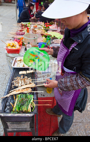 Brochettes cuisson dans Shangri-La Zhongdian ou dans la province du Yunnan, Chine Banque D'Images