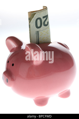 Pink piggy bank avec 20 dollar note sur fond blanc Banque D'Images