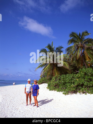 Vieux couple on beach, l'Île aux Cerfs, Île Flacq District, République de Maurice Banque D'Images