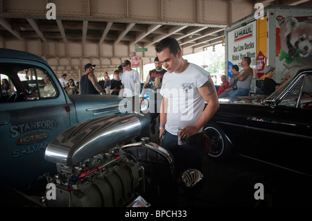 10e édition de la 'Tue Kustom et Hot Rod Thrills' car show à Williamsburg, Brooklyn à New York Banque D'Images