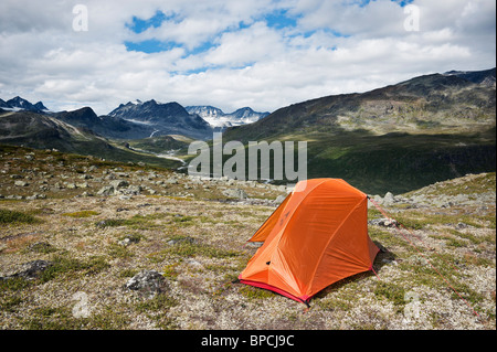 Dans la tente de randonnée mountain paysage avec Memurudalen Jotuhnehimen en arrière-plan, le parc national, la Norvège Banque D'Images