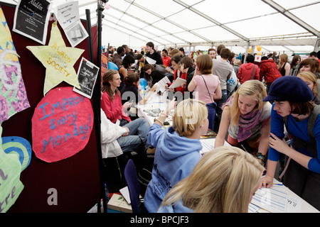 Diverses sociétés, à l'Université de Birmingham, essayez de séduire de nouveaux étudiants durant la semaine Freshers. Banque D'Images