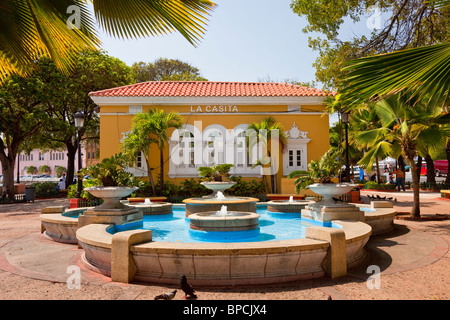 Une fontaine décorative dans le Vieux San Juan, Porto Rico, Antilles. Banque D'Images