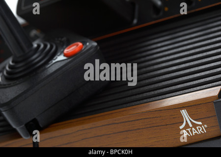 Jeu vidéo electronique retro Atari VCS 2600 original commutateur six woodie et joystick Banque D'Images