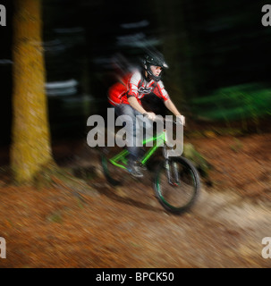 Le freeride cycliste avec effet de flou. Banque D'Images