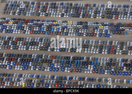 Vue aérienne de nouvelles voitures en réserve à l'usine automobile de Longbridge à Birmingham, West Midlands. Banque D'Images