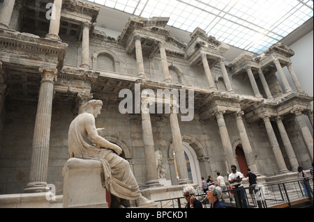 La porte du marché de Milet au Pergamonmuseum Musée Pergamon Museum Island à Berlin Allemagne Deutschland Europe Banque D'Images
