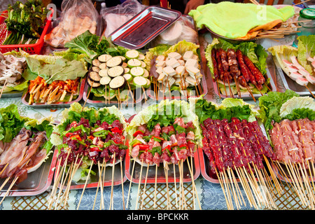 Brochettes cuisson dans Shangri-La Zhongdian ou dans la province du Yunnan, Chine Banque D'Images