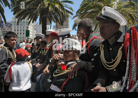 Les jeunes personnes en uniforme au cours d'un défilé, San Francisco, États-Unis Banque D'Images