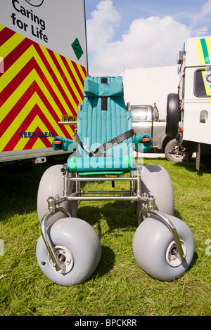 Un fauteuil roulant tout terrain buggy utilisé par St John Ambulance à l'Rusland Show, Cumbria, Royaume-Uni. Banque D'Images