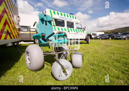 Un fauteuil roulant tout terrain buggy utilisé par St John Ambulance à l'Rusland Show, Cumbria, Royaume-Uni. Banque D'Images