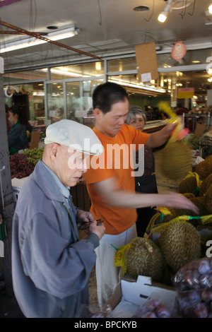 Un homme âgé d'acheter des fruits, San Francisco, USA Banque D'Images