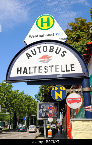 Vienne, Autriche. Arrêt de bus - gare de Westbahnhof Banque D'Images