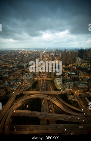 Photo aérienne du réseau de routes / roads in dark Stormy Weather Banque D'Images