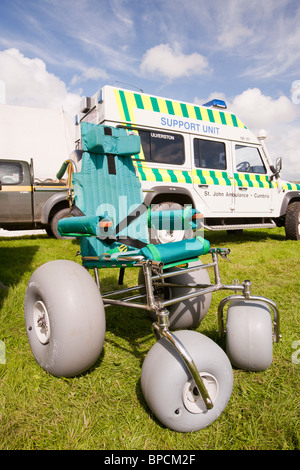 Un fauteuil roulant tout terrain buggy utilisé par St John Ambulance à l'Rusland Show, Cumbria, Royaume-Uni. Banque D'Images