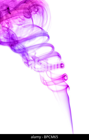 La fumée de couleur violette isolated on white Banque D'Images
